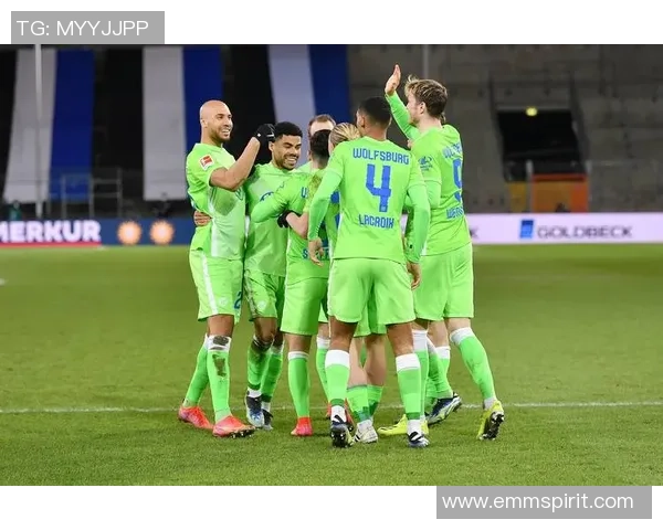 沃尔夫斯堡与奥格斯堡激战正酣谁能在德甲赛场上笑到最后